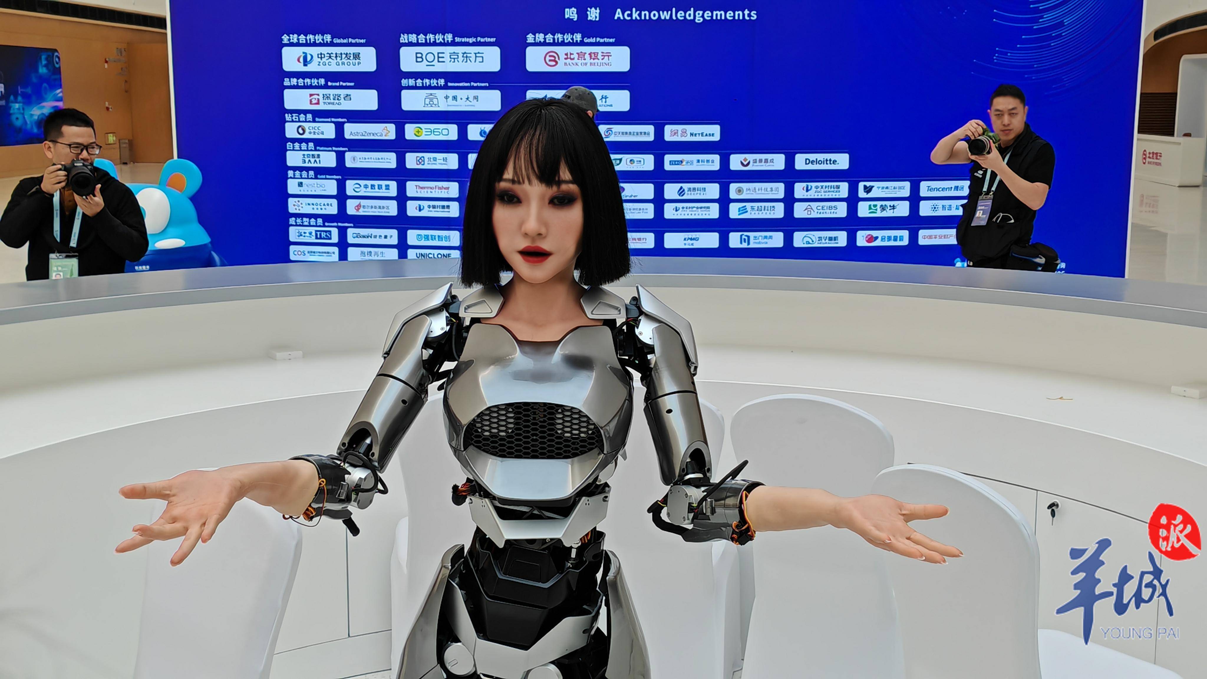 人保财险政银保 ,人保伴您前行_2024服务机器人市场行情分析 国内首个智能人形机器人银行大堂经理场景训练