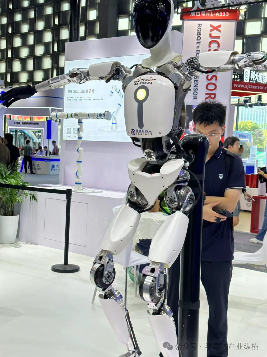 秀我中国｜各显神通 人形机器人半程马拉松实地测试