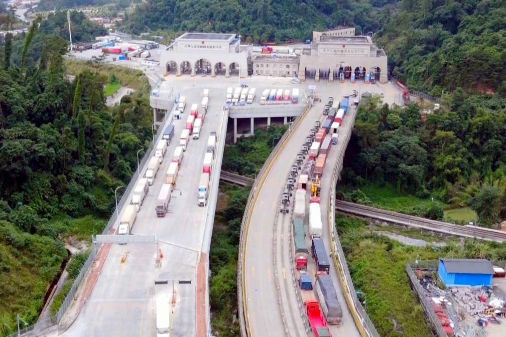 东方铁塔:公司子公司汇元达一季度进口到国内的约20万吨钾肥是通过有资质的央企进口的