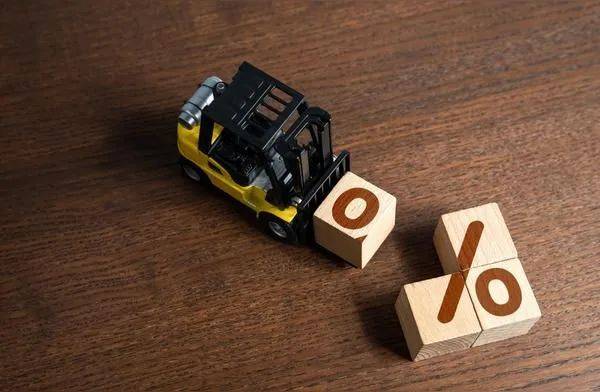 消费者信心崩盘、行业联合施压，特朗普上任百日就汽车关税让步