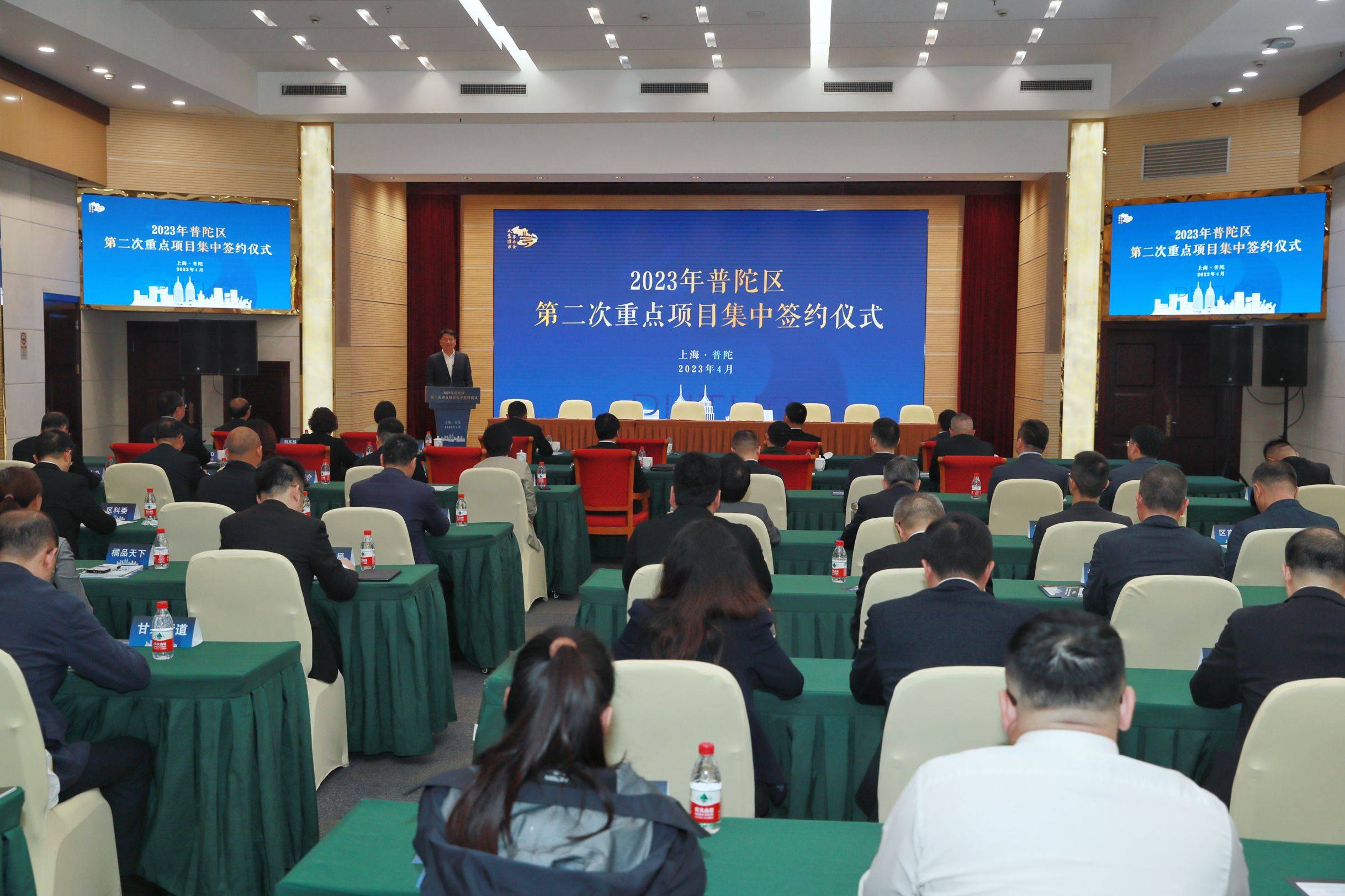 广东:对高精尖缺和前沿赛道领域重点人才实行“一人申请,全家落户”等支持政策