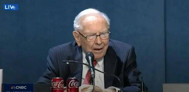 巴菲特股东大会重磅发声：“炮轰”关税政策 手握3470亿美元现金静待五年内出手