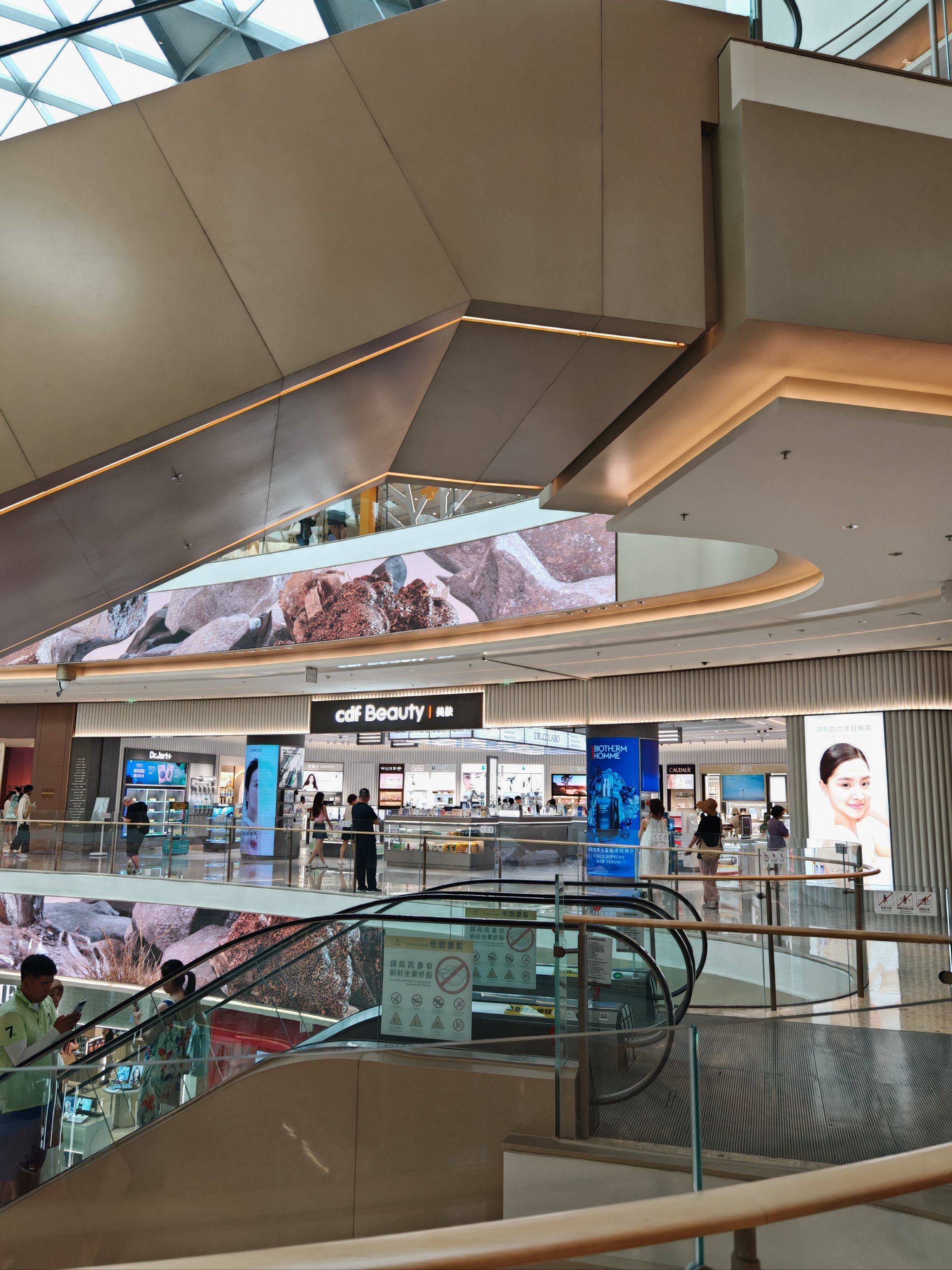 武汉首家市内免税店正式开业运营