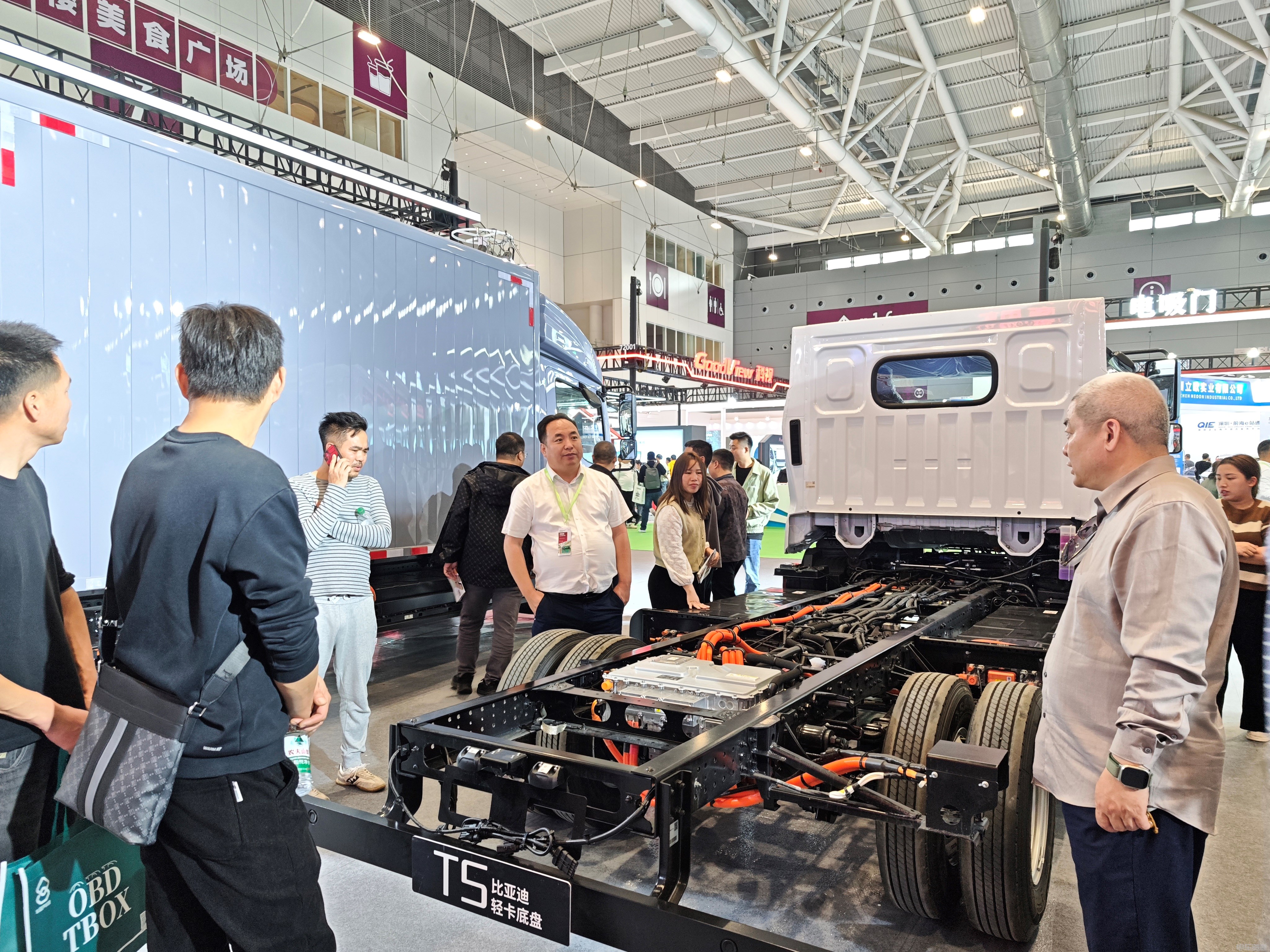 八大车企2025上海车展大排面“秀肌肉”