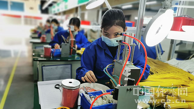 秀我中国丨详解国产脑机接口技术 独家探访脑机接口组装车间