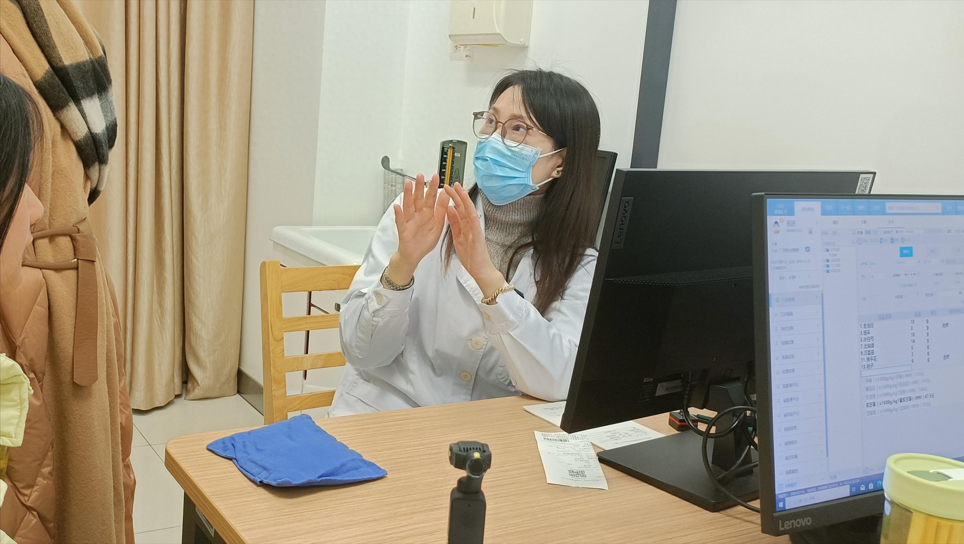 信“心”心理问答｜高二家长的困惑：孩子一边焦虑成绩，一边熬夜搞社团，我该插手吗