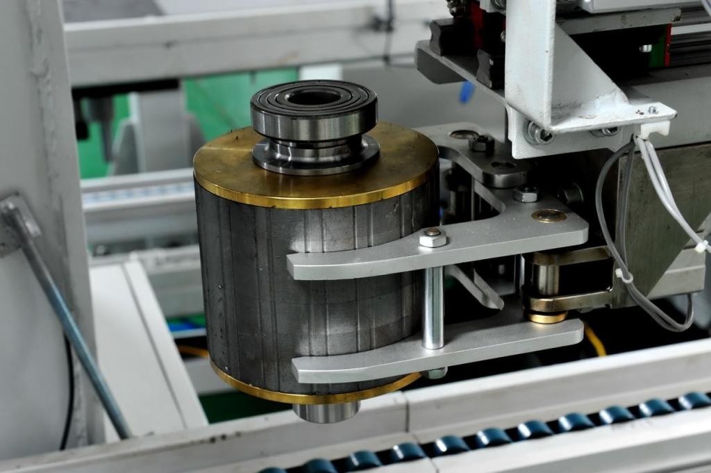 鑫磊股份获得发明专利授权：“一种油冷电机筒定子压装机”