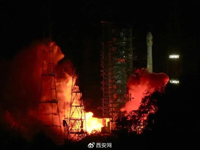 天问二号探测器拍回地月影像图