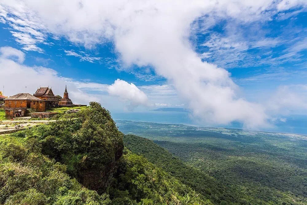 【财闻联播】柬埔寨宣布与美国达成关税协议！“网红医生”被点名，国家卫健委紧急提醒