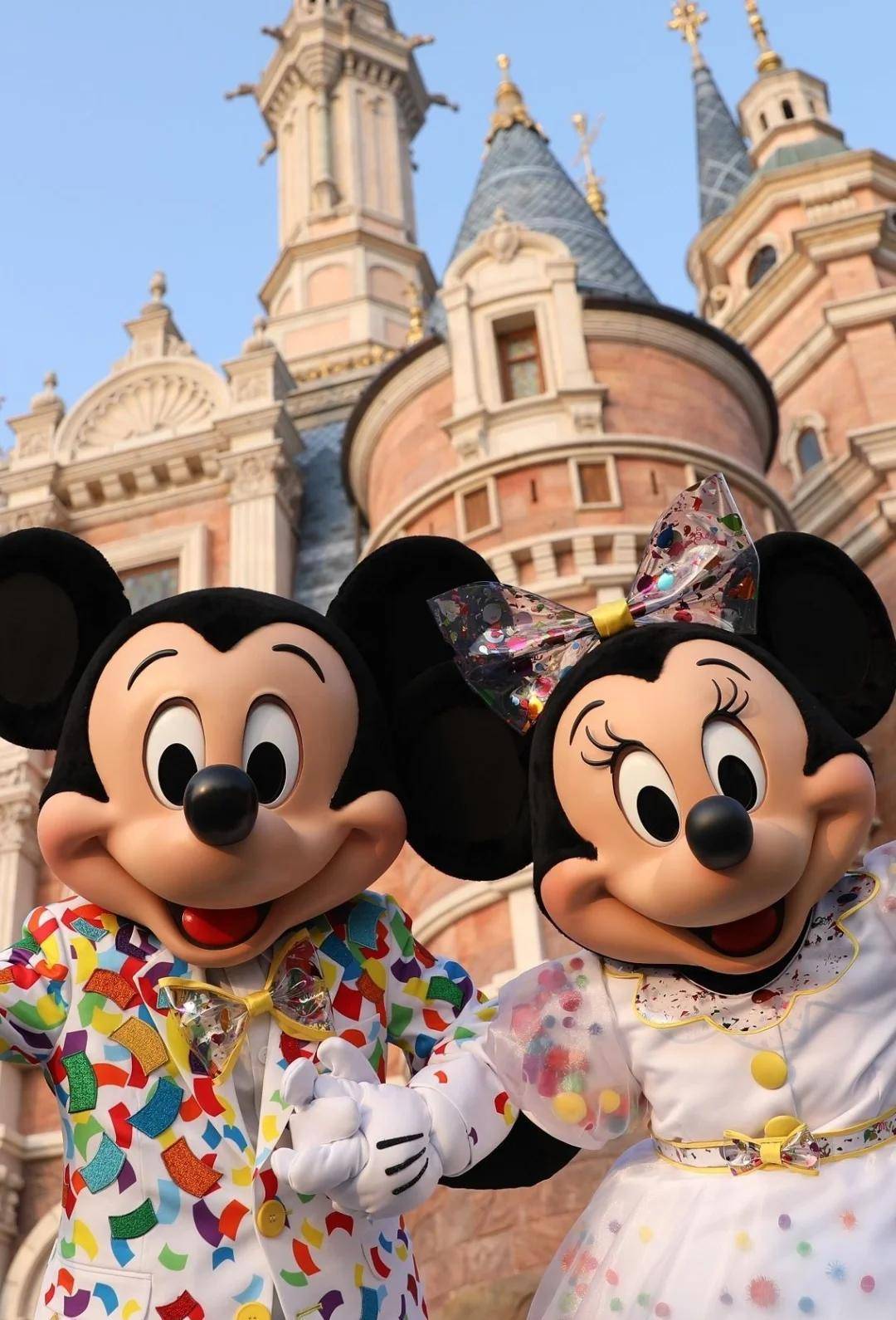 上海迪士尼新品上线，有人高温排队 14.5 小时，二手平台倒卖酒店权益成新门路