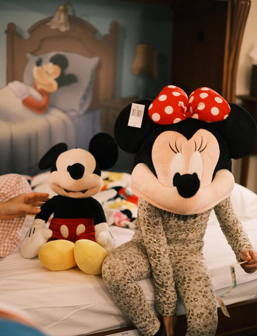 上海迪士尼新品上线，有人高温排队 14.5 小时，二手平台倒卖酒店权益成新门路