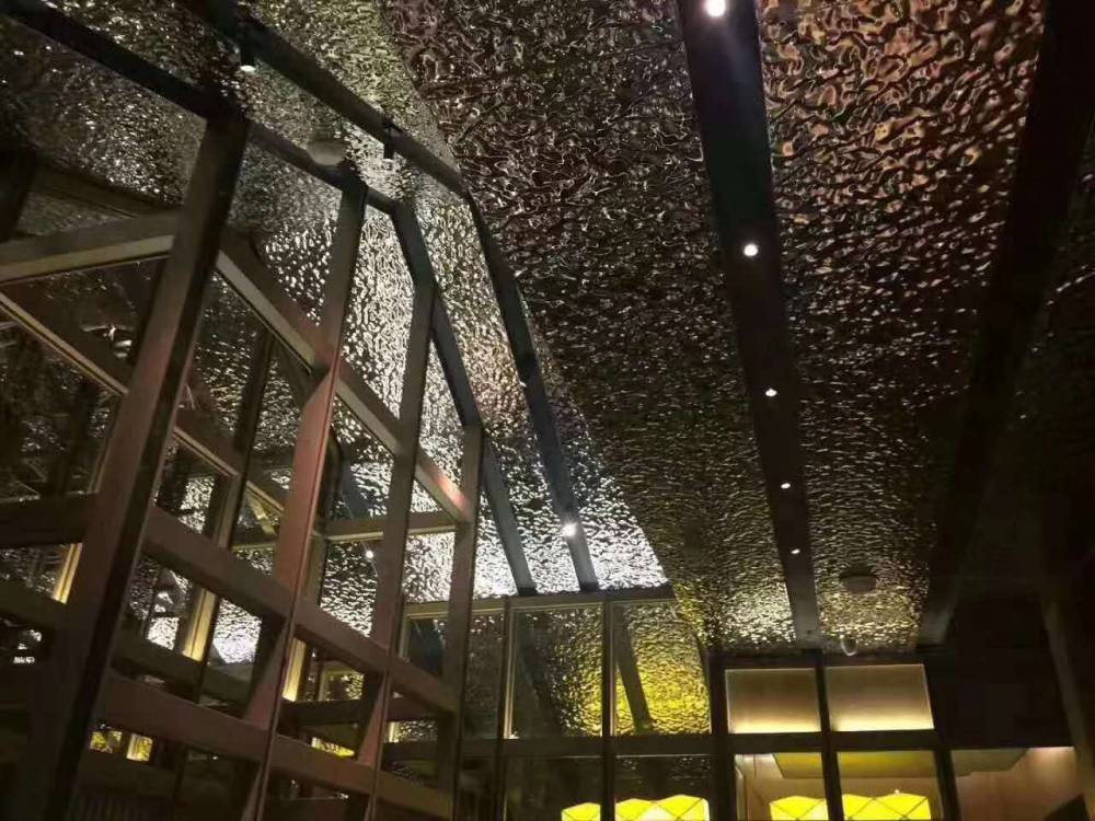 金 螳 螂获得实用新型专利授权:“灯光镜面走廊组件及走廊装配系统”