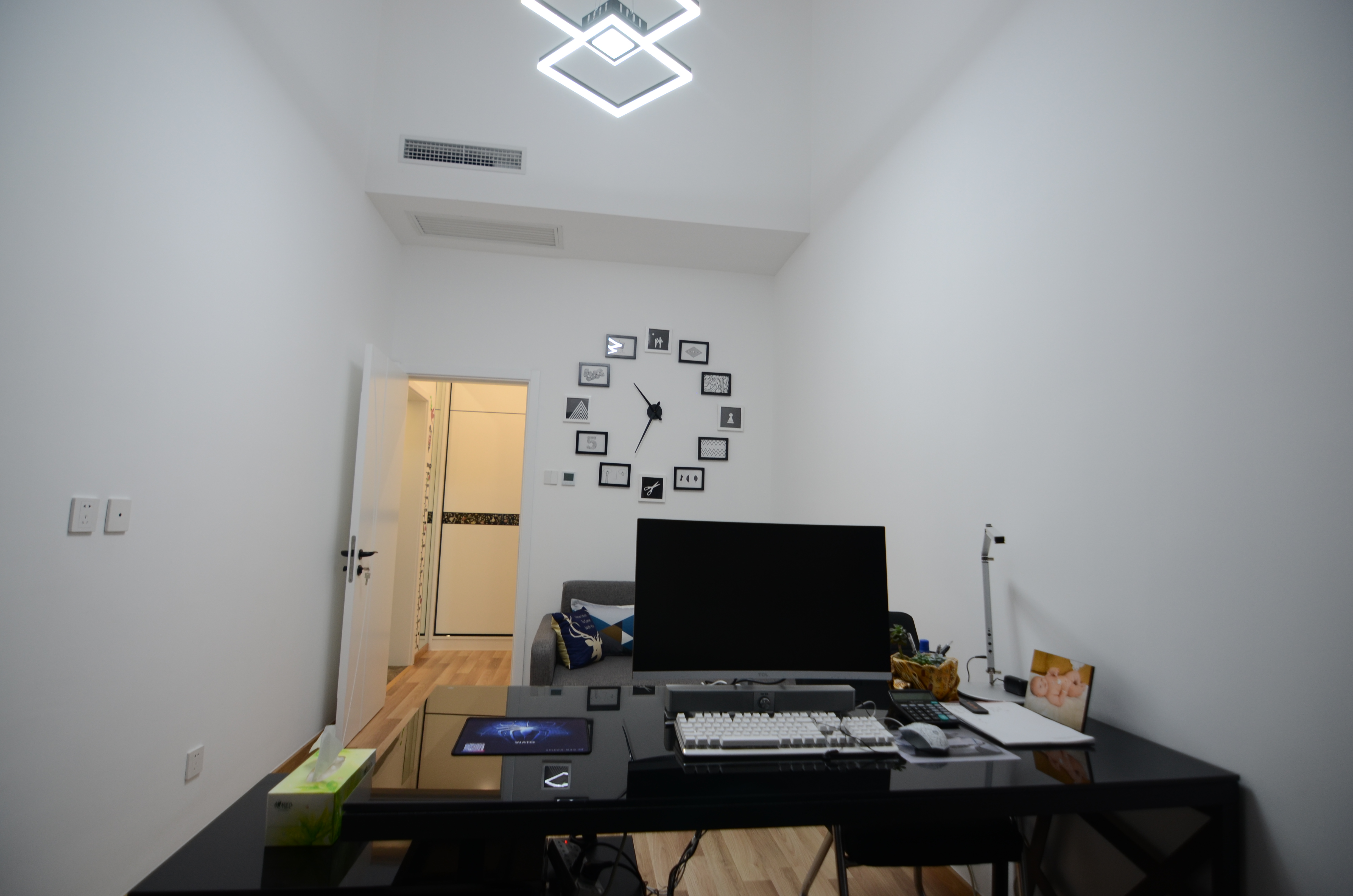 金 螳 螂获得实用新型专利授权:“灯光镜面走廊组件及走廊装配系统”