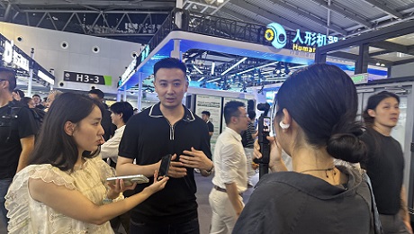 观展人也是投资人 基金经理WAIC淘金记