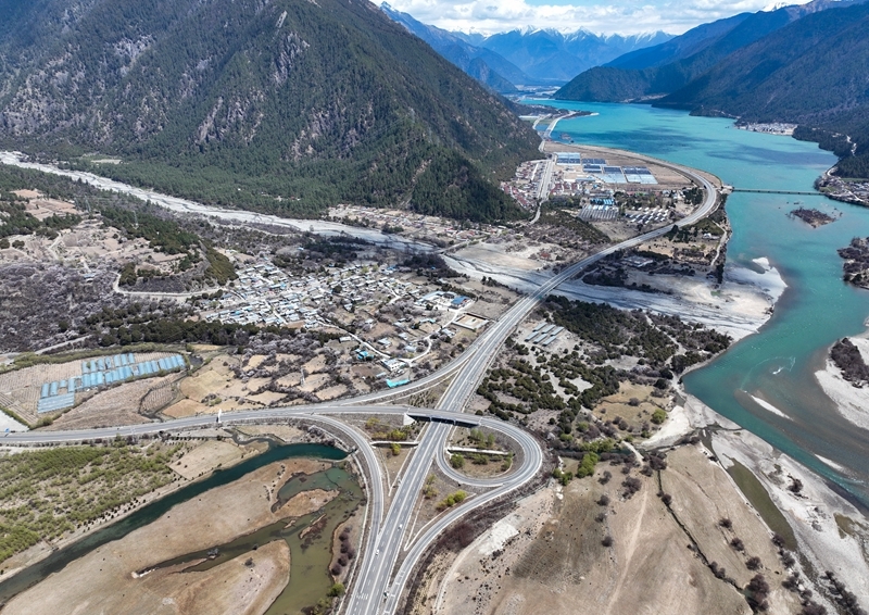 西藏基础设施不断完善 2024年底公路通车总里程达12.49万公里