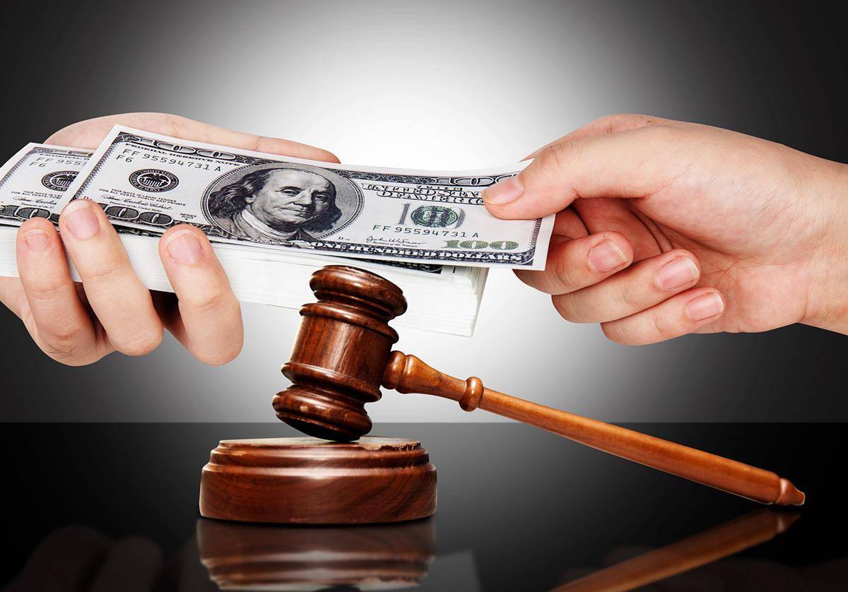 拍卖槌下的保险股权：折价、流拍与接盘者