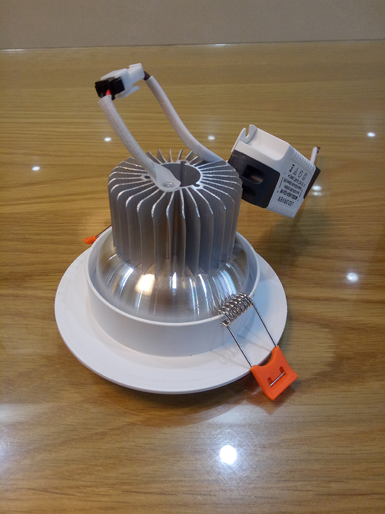 太龙股份获得外观设计专利授权：“LED嵌入式射灯（TN-21010&21003）”