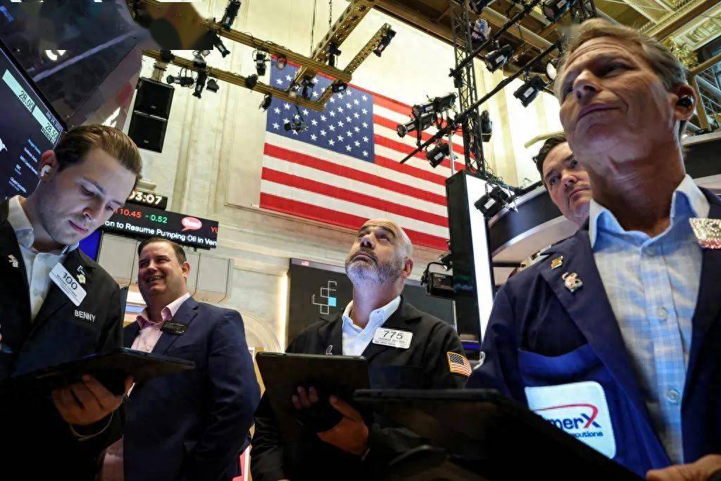 美股收评：鲍威尔暗示美联储可能降息 三大指数均涨逾1% 道指创下历史新高