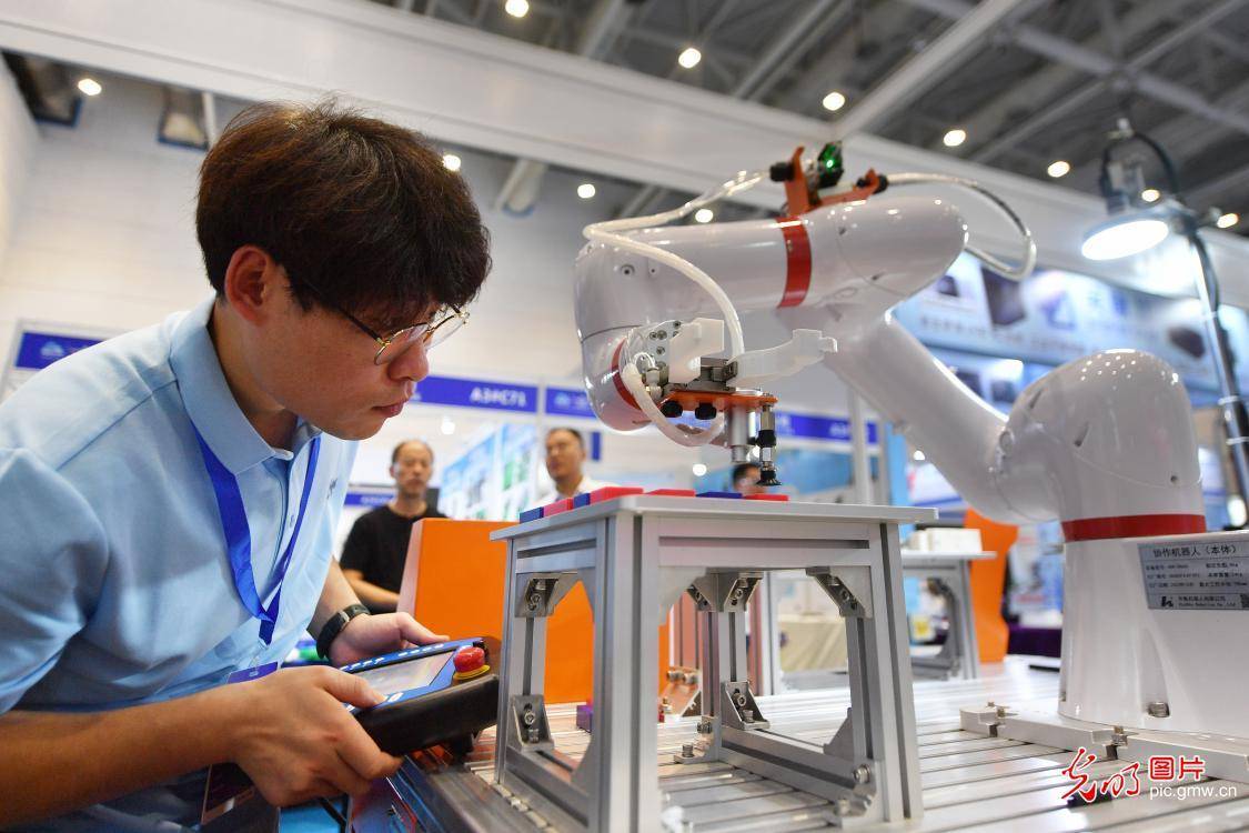 秀我中国｜在天津国际工业自动化及机器人展现场，看具身机器人“尬舞”