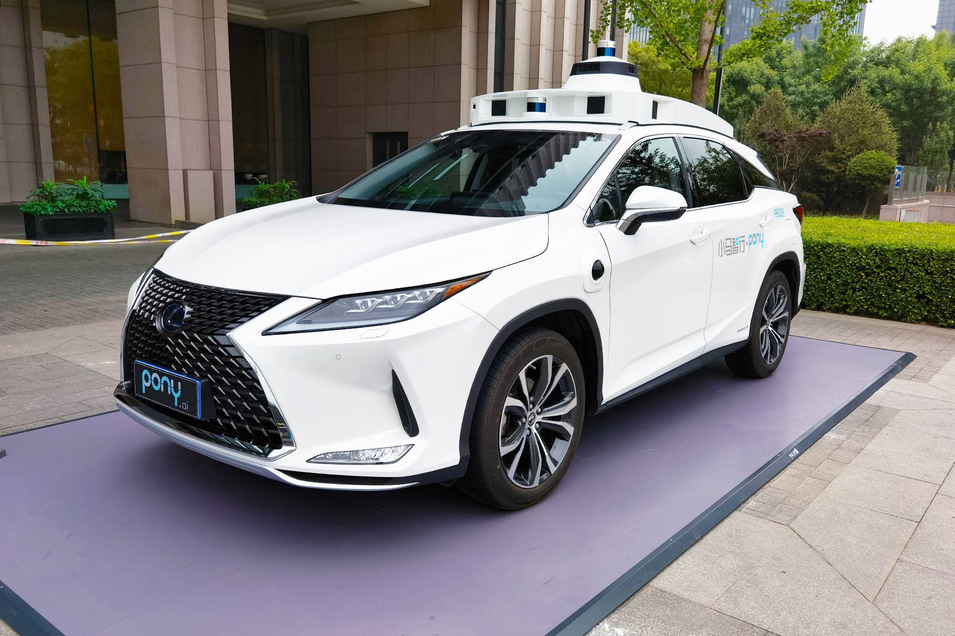 阿里加持哈��Robotaxi，聚焦大模型与算力驱动自动驾驶