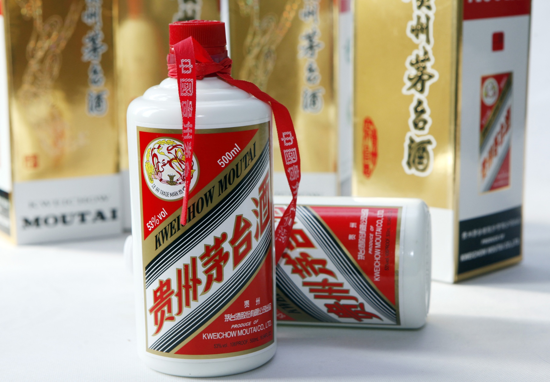 贵州茅台“三箭齐发”！承诺75%以上现金分红，60亿元回购后火速增持，估值修复下底部机会凸显