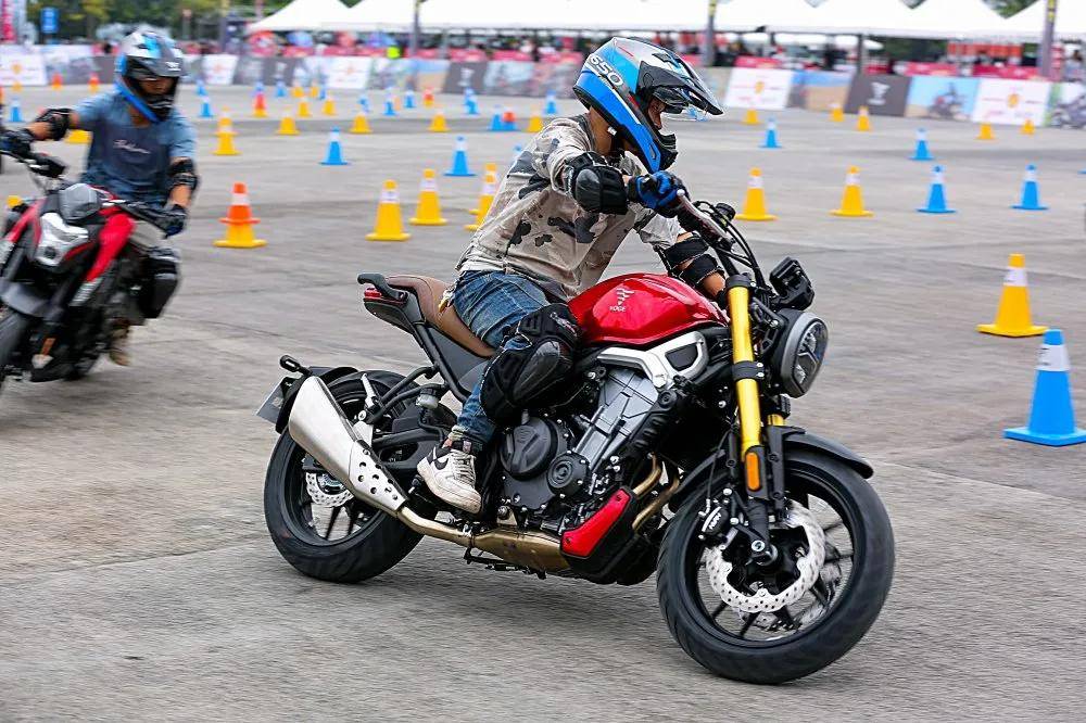 摩博会盛况下的隐忧：市场低效内卷、产品路权待解