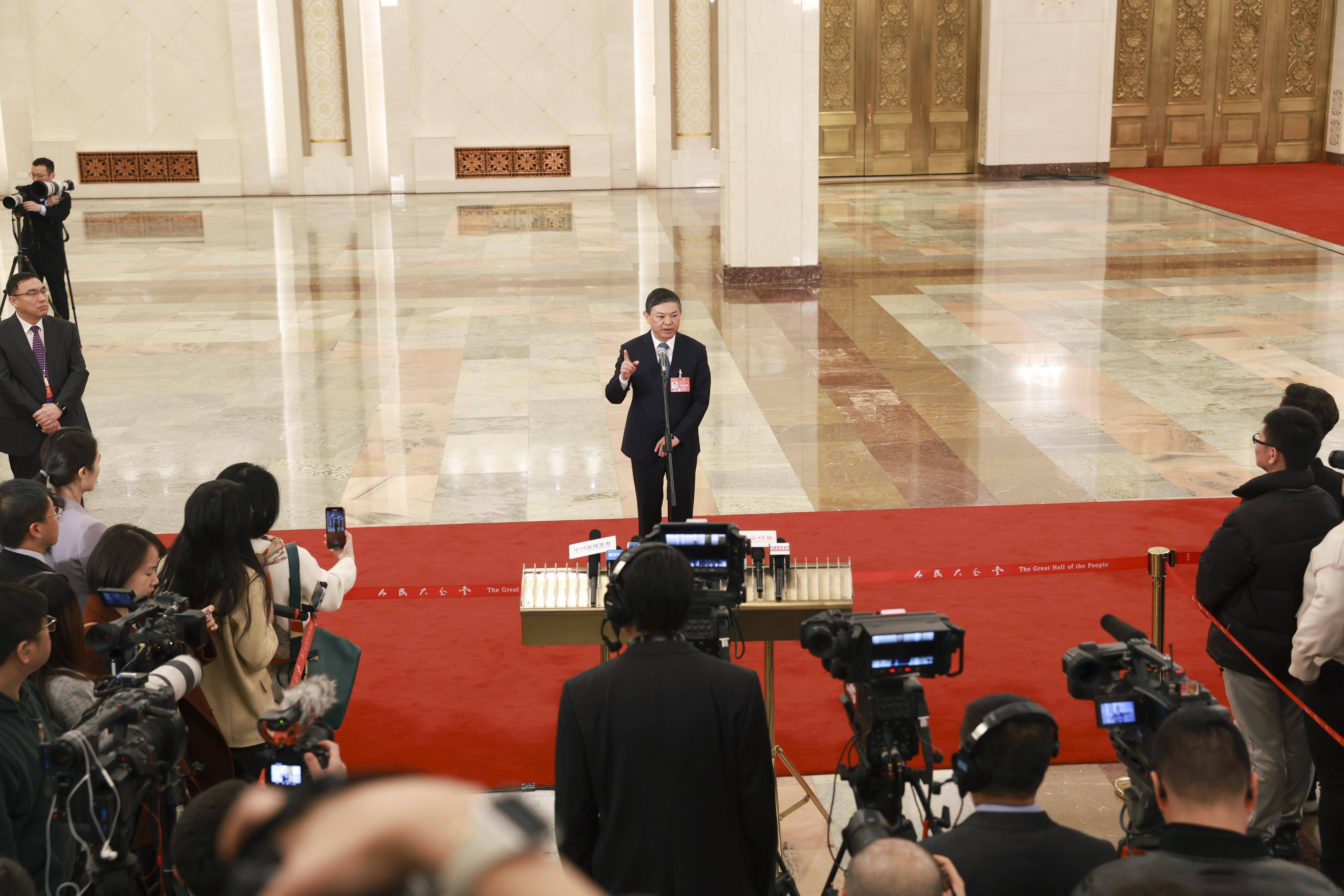 金融监管总局局长李云泽： 构建金融服务新模式 稳妥有序推进中小金融机构减量提质