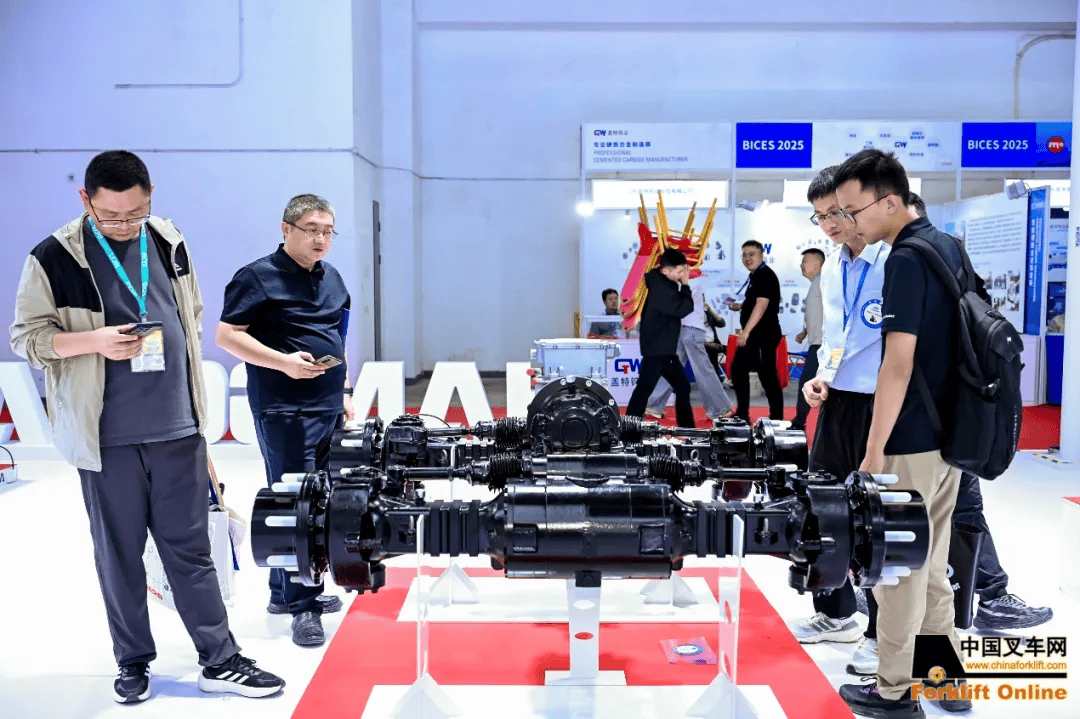 杭叉集团发布杭叉首款物流人形机器人 向全场景智能物流解决方案战略升级