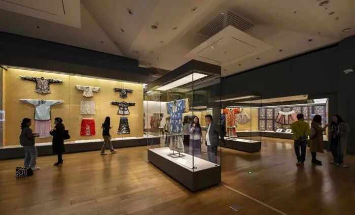 裙裳华彩――马面裙的古韵今风 | 清华大学艺术博物馆新展