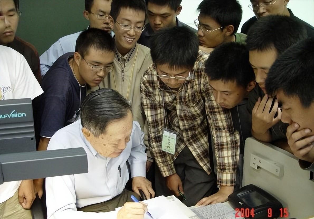 在清华园，送别杨振宁