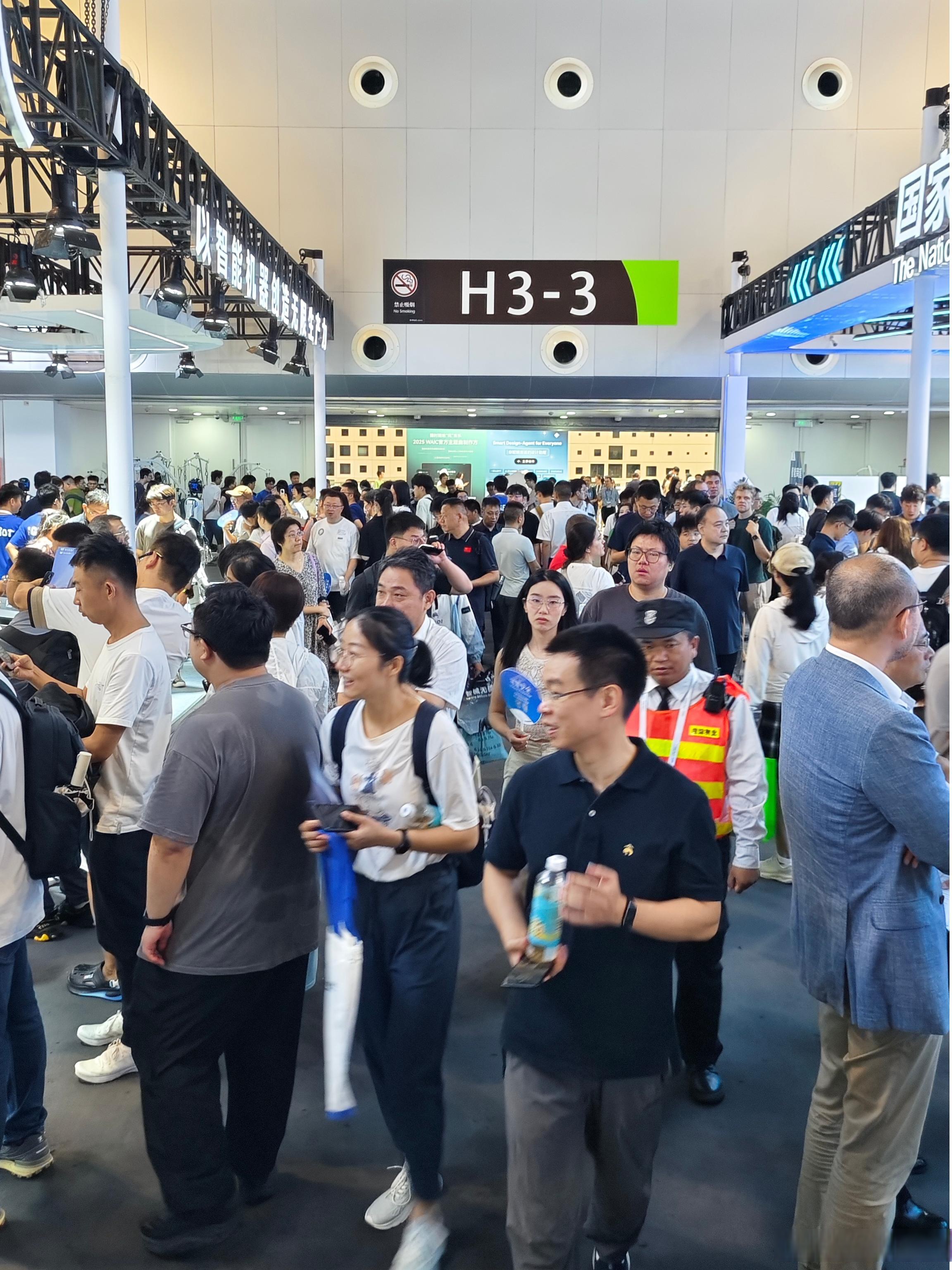 财经聚焦·第八届进博会丨在进博会上感受人形机器人发展前沿脉动