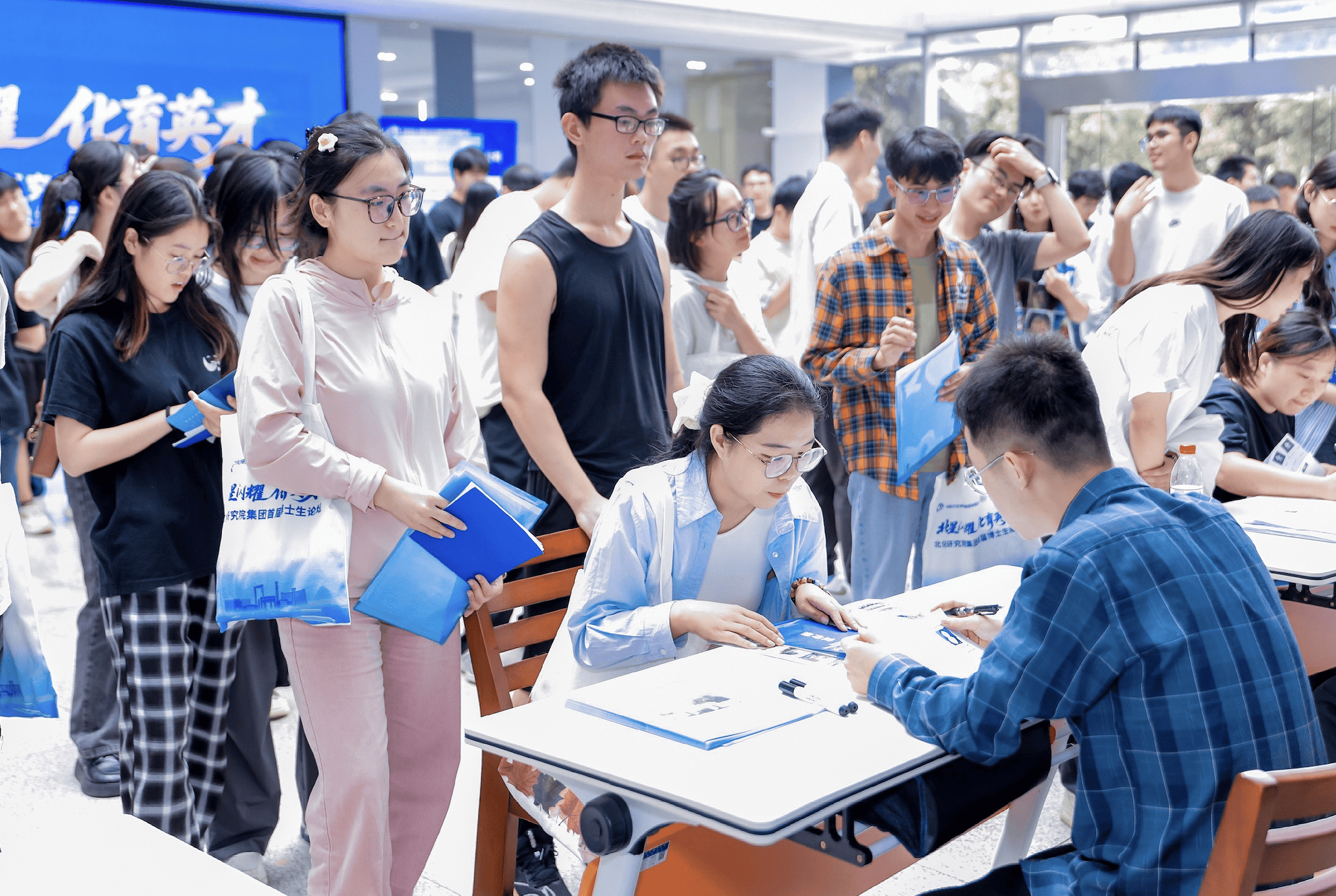 前三季度全国城镇新增就业1057万人