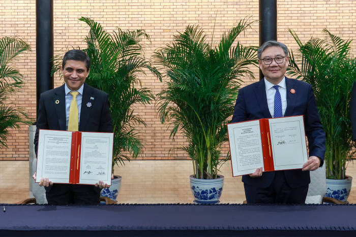 商务部部长王文涛会见哈萨克斯坦总统国际投资和贸易合作助理努尔特列乌