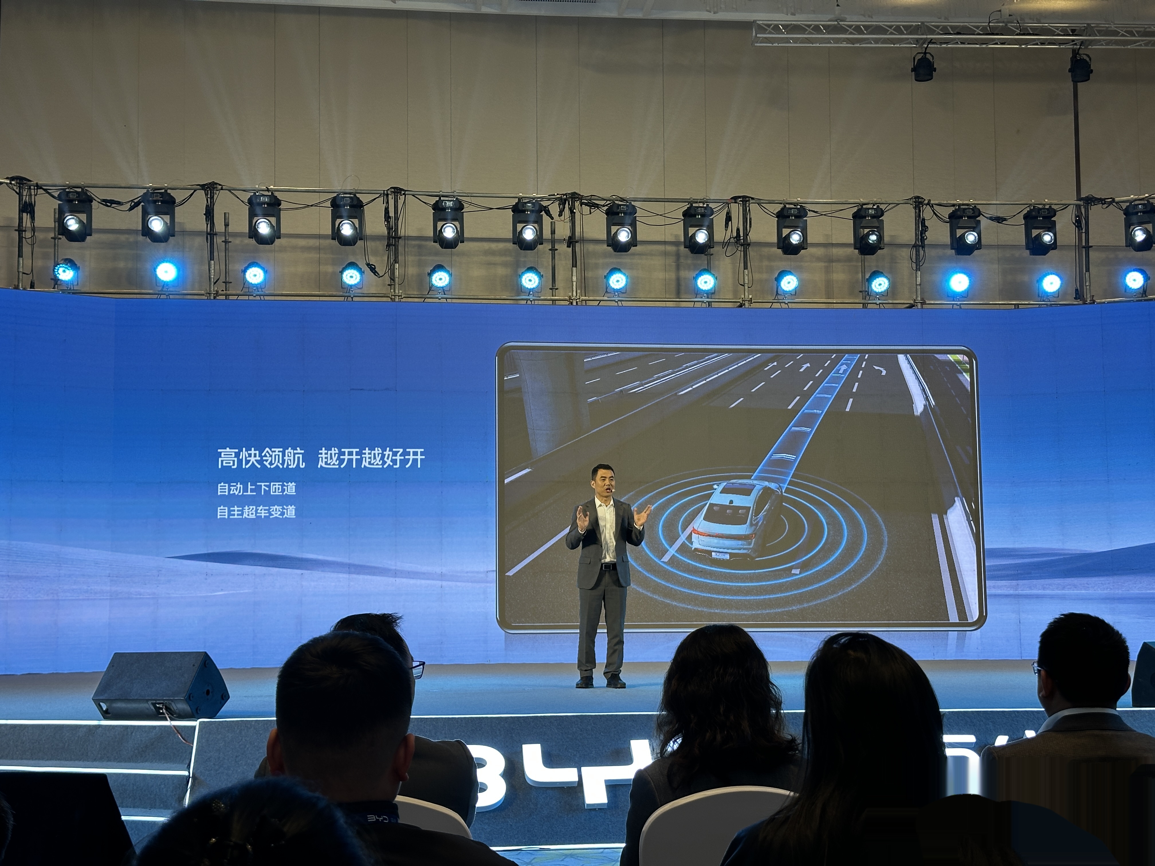 网约车这一年：司机谋求打破低价，平台押注Robotaxi和出海