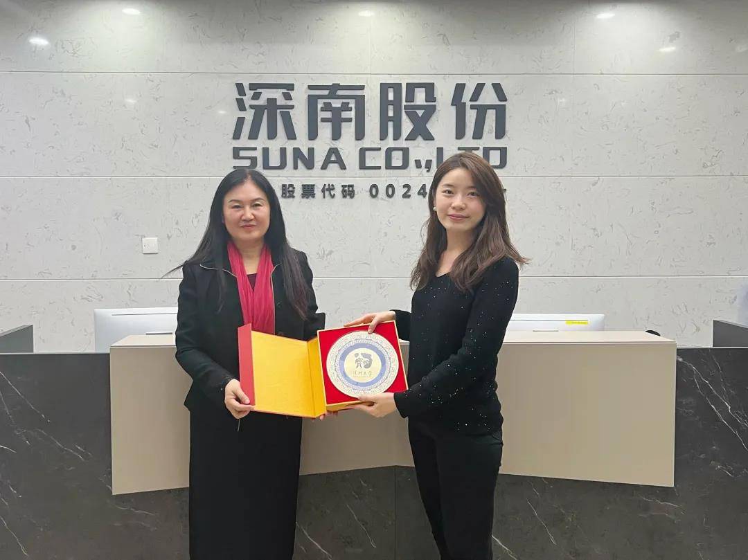 万朗磁塑续聘张小梅为董秘：2024年薪酬42.8万 上一任期公司市值增加9.79亿