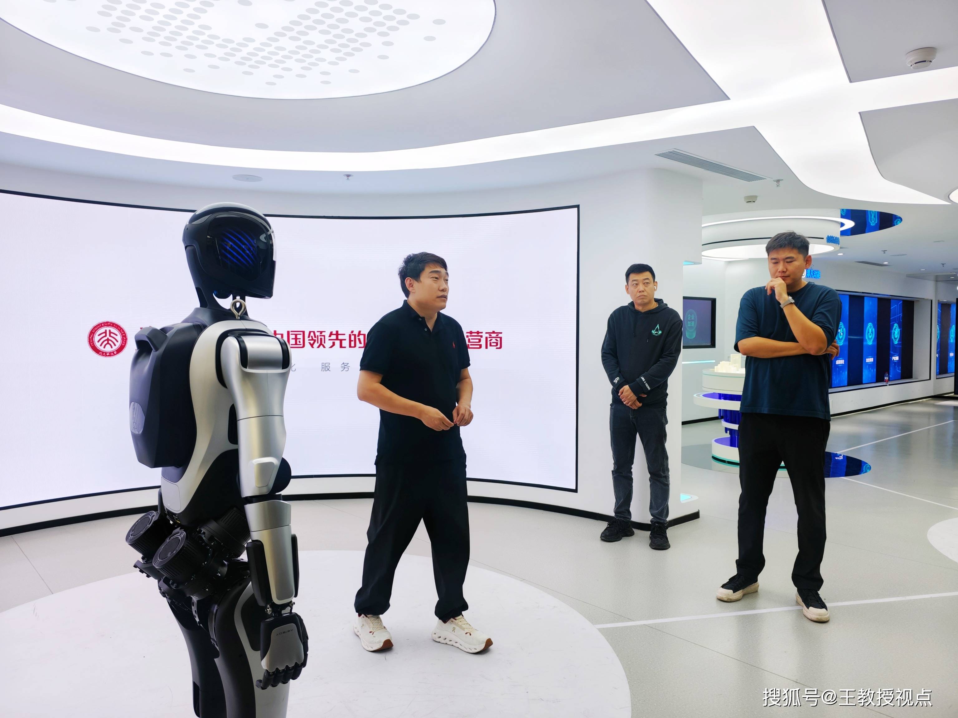 保险有温度,人保护你周全_2026-2030年服务机器人行业：投资“AI具身智能”的核心落地场景