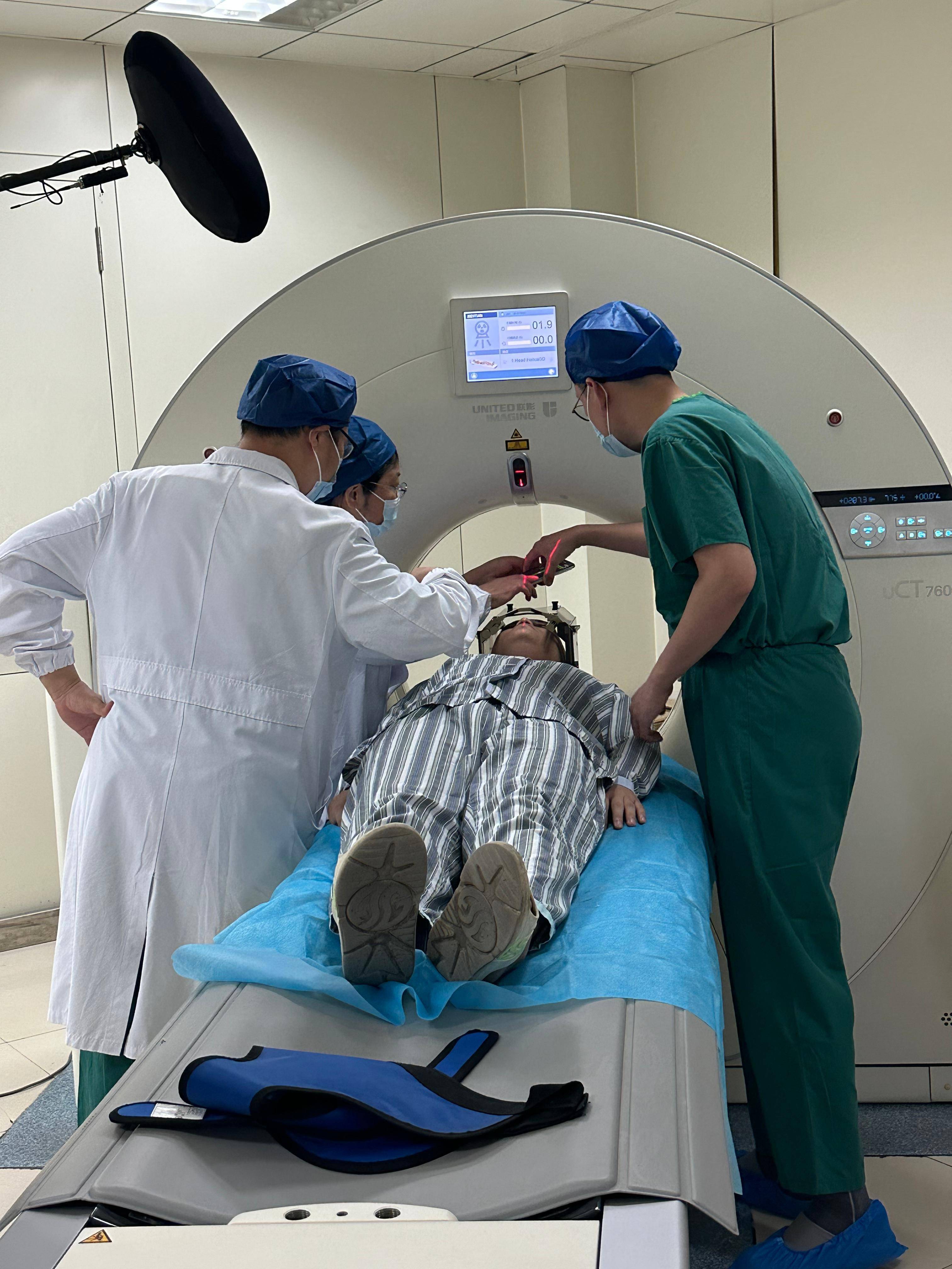 国际医学：开展侵入式脑机接口设备植入手术