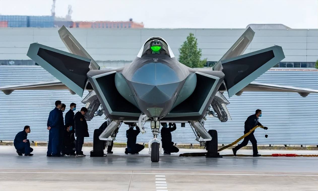 中航成飞发布2025年度业绩预告：净利润预计超34亿元，重组后盈利能力显著增强