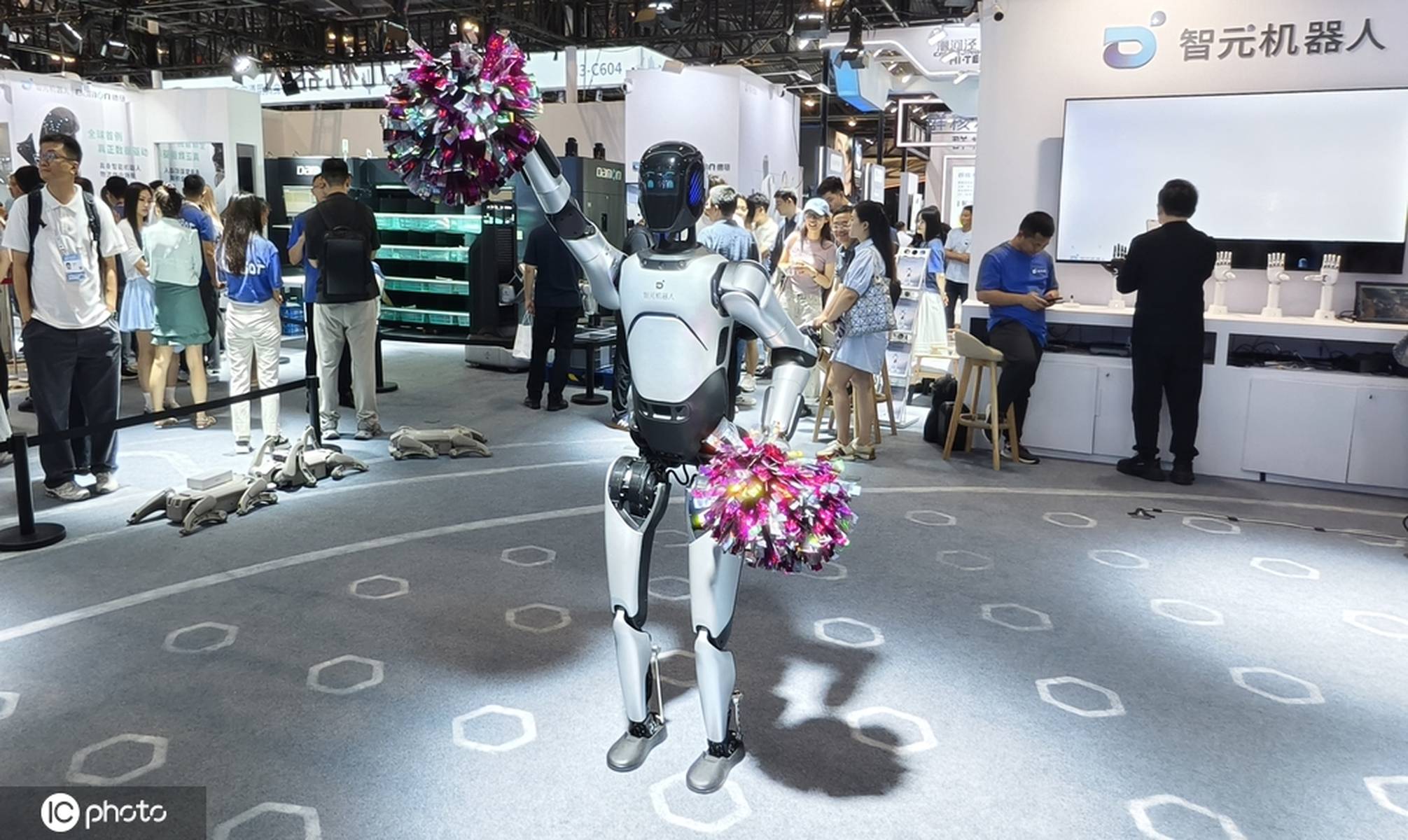 智元机器人正式发布全新一代全尺寸人形机器人远征A3