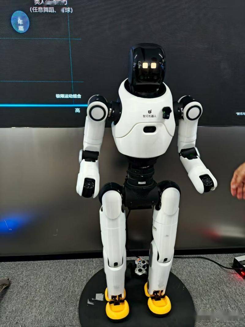 智元机器人正式发布全新一代全尺寸人形机器人远征A3
