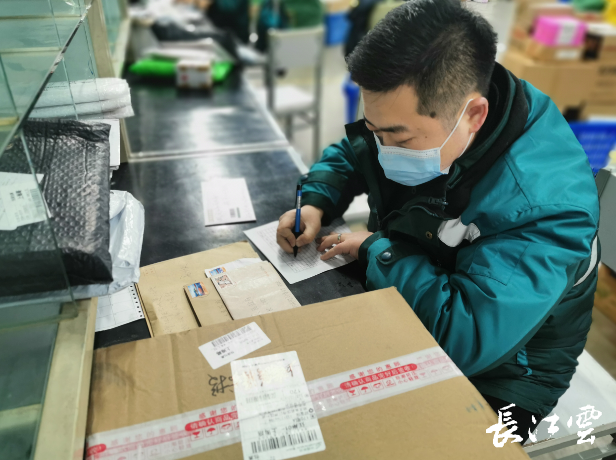 新春走基层|把“新年战袍”带回家:深圳南油市场的别样年味