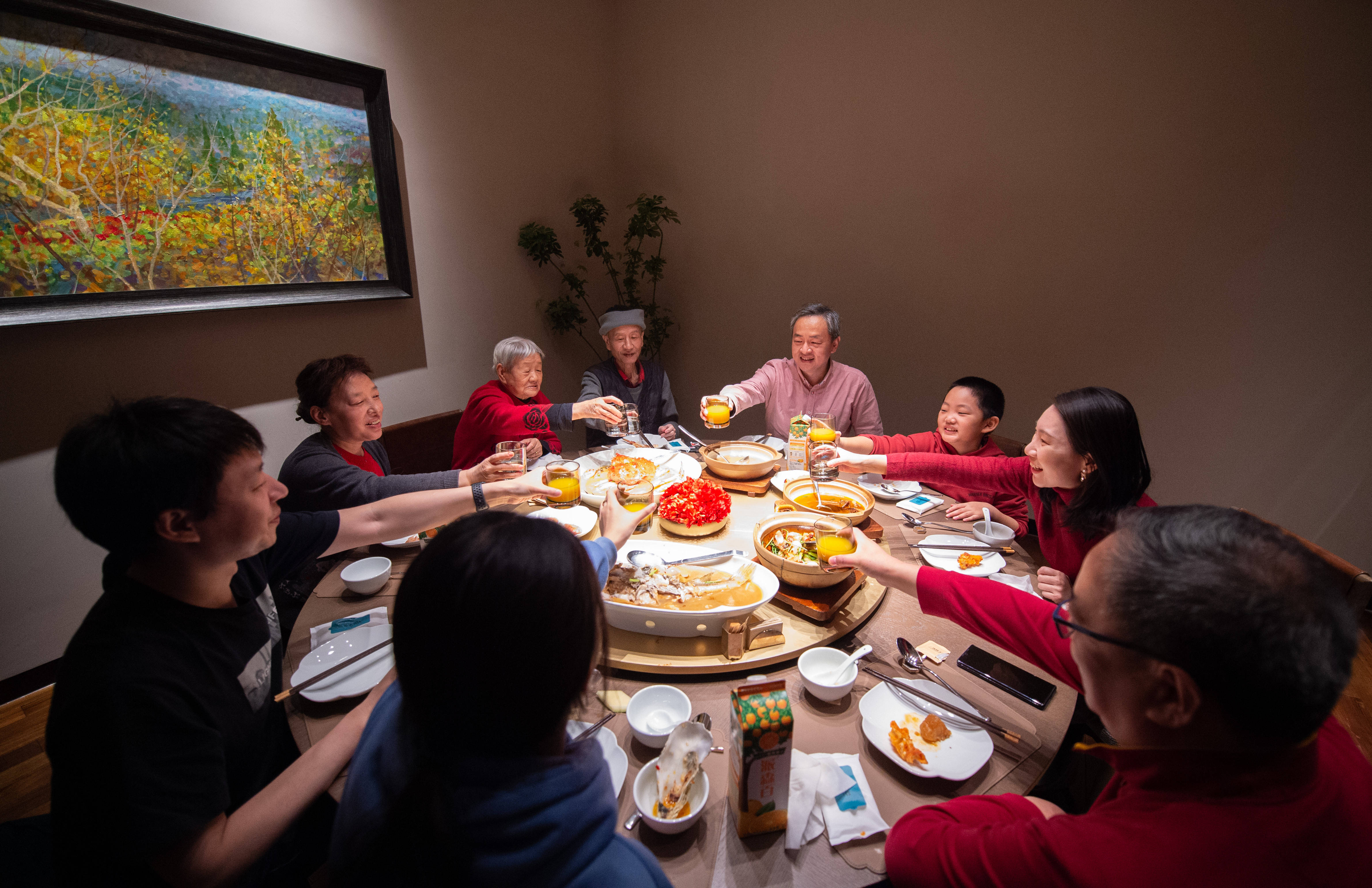 “年夜饭”预订火爆 深圳不少餐厅除夕当天包间或大桌已订满丨新春走基层