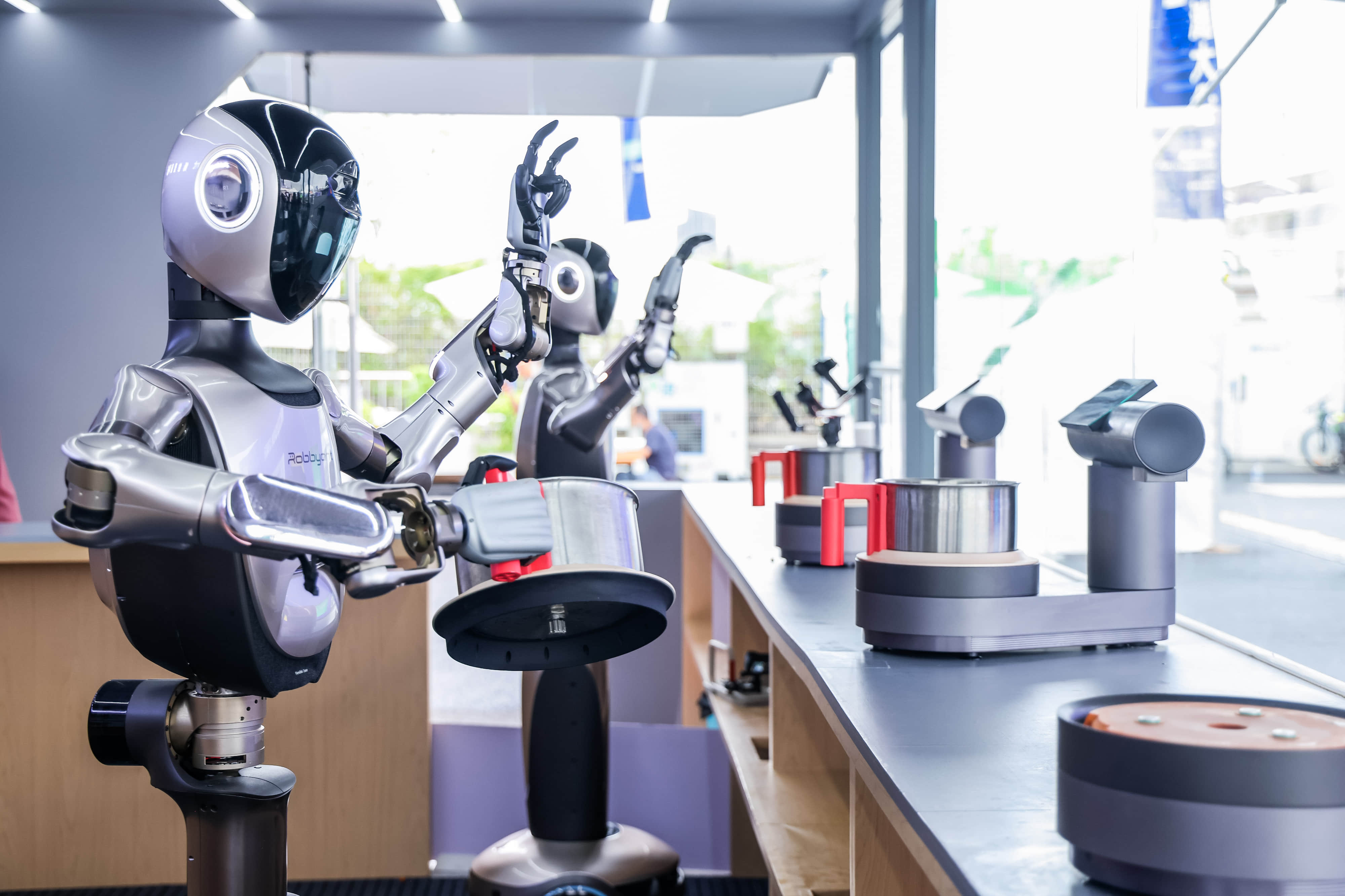 行业首个人形机器人全链条量产基地落地广州天河