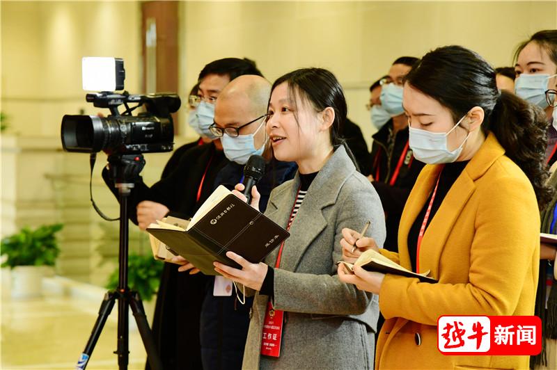 两会新华鲜报|“接”入未来!脑机接口首入政府工作报告